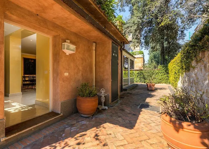 Borghese Flat In Luxury With Garden Apartment