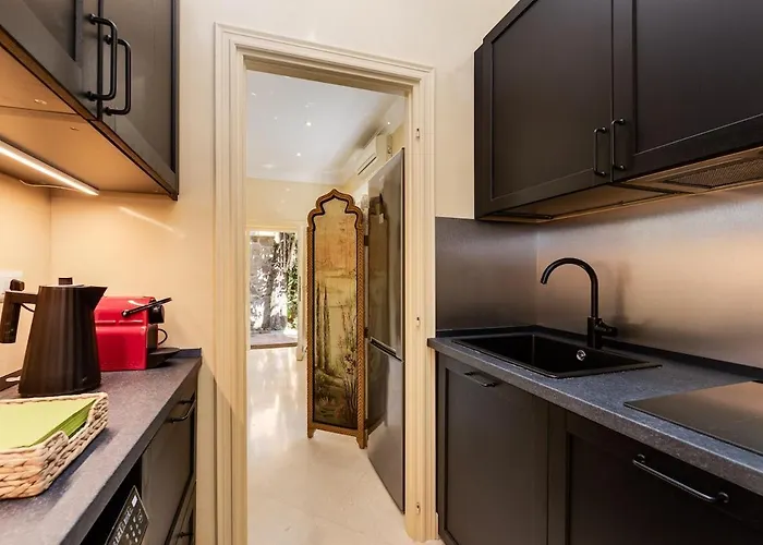 Borghese Flat In Luxury With Garden Apartment